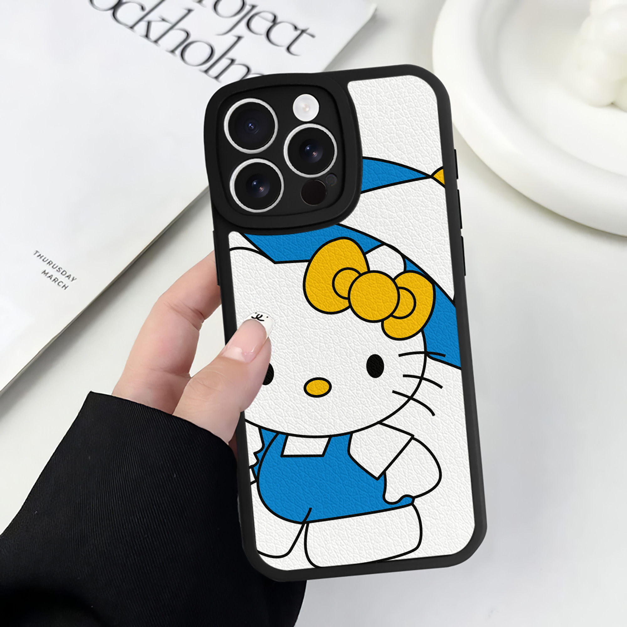 （画像用） Hello Kitty ハローキティ 【iPhone 16シリーズ対応】シリコンスマホケース（レザー調） 材質：シリコン